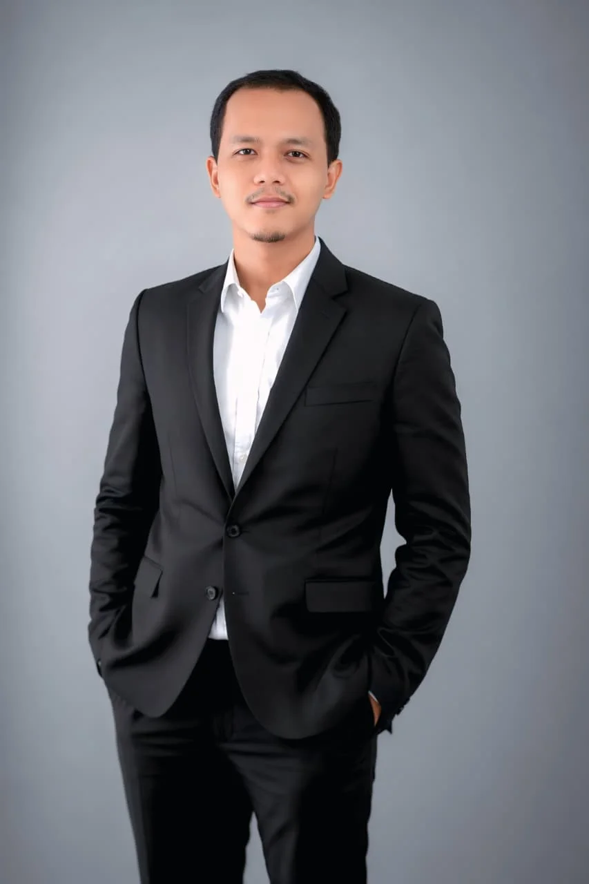 Faiq Najib Al-Aziz - profesional