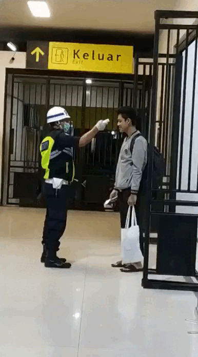 video gif saat petugas peron stasiun memeriksa suhu penumpang